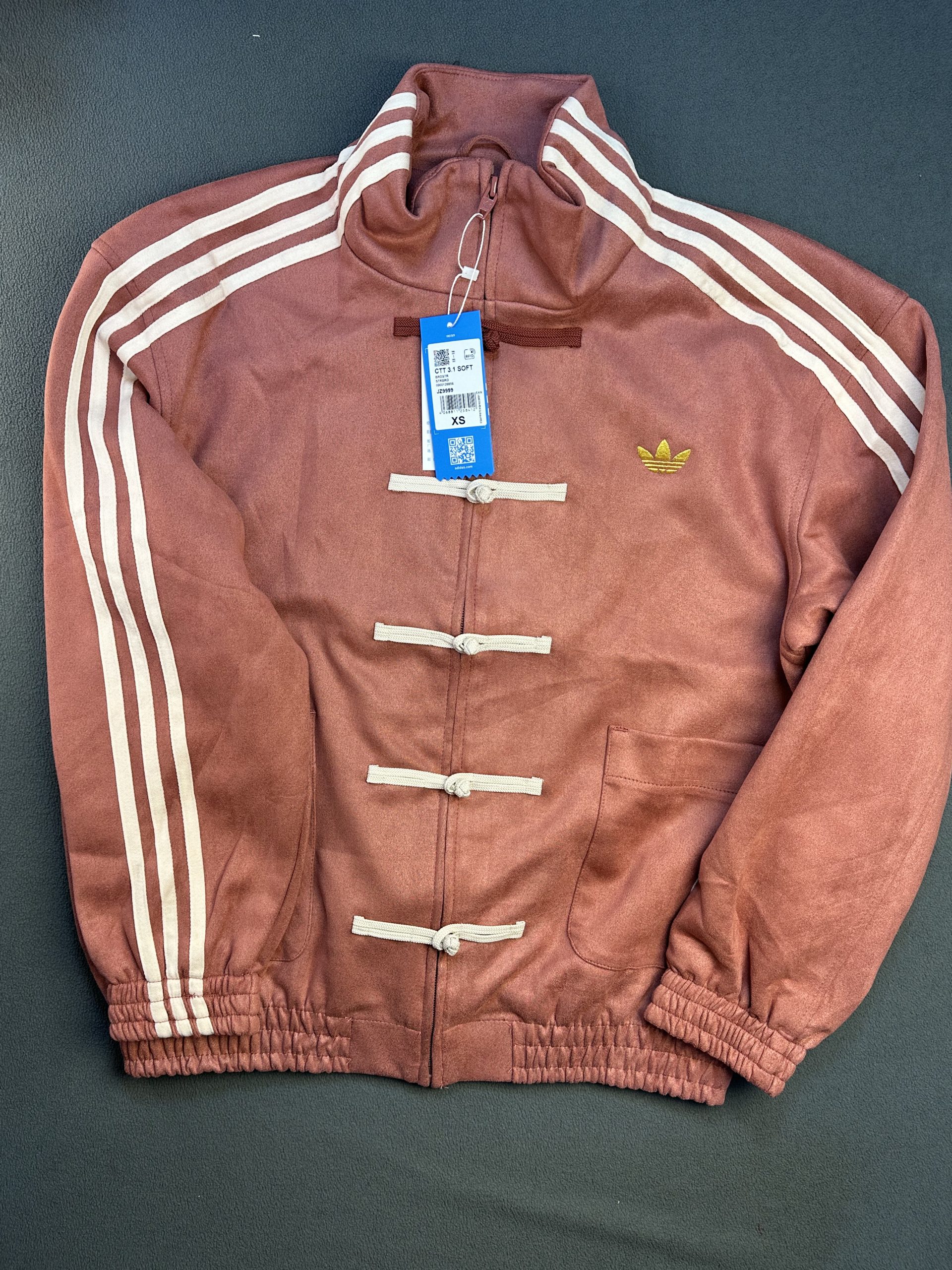 casaca-lifestyle-rosa-adidas-adidas-chinese-new-year-jacket-lifcha0002-front Casaca Lifestyle color rosa marca Adidas, vista frontal