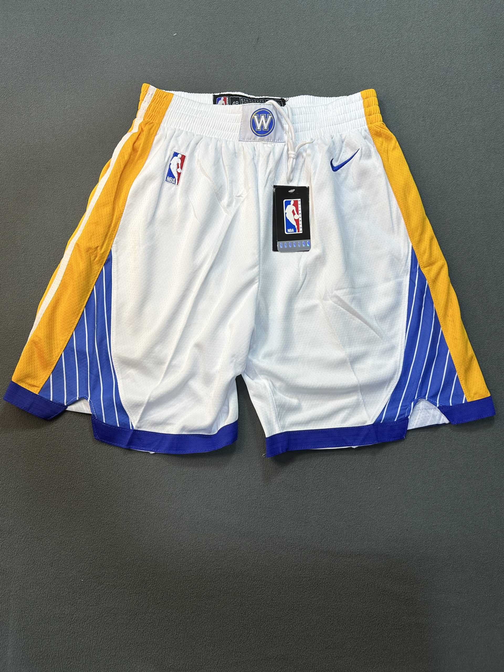 Short Golden State Warriors Nike Blanco - Vista frontal Short NBA Golden State Warriors color blanco marca Nike, vista frontal