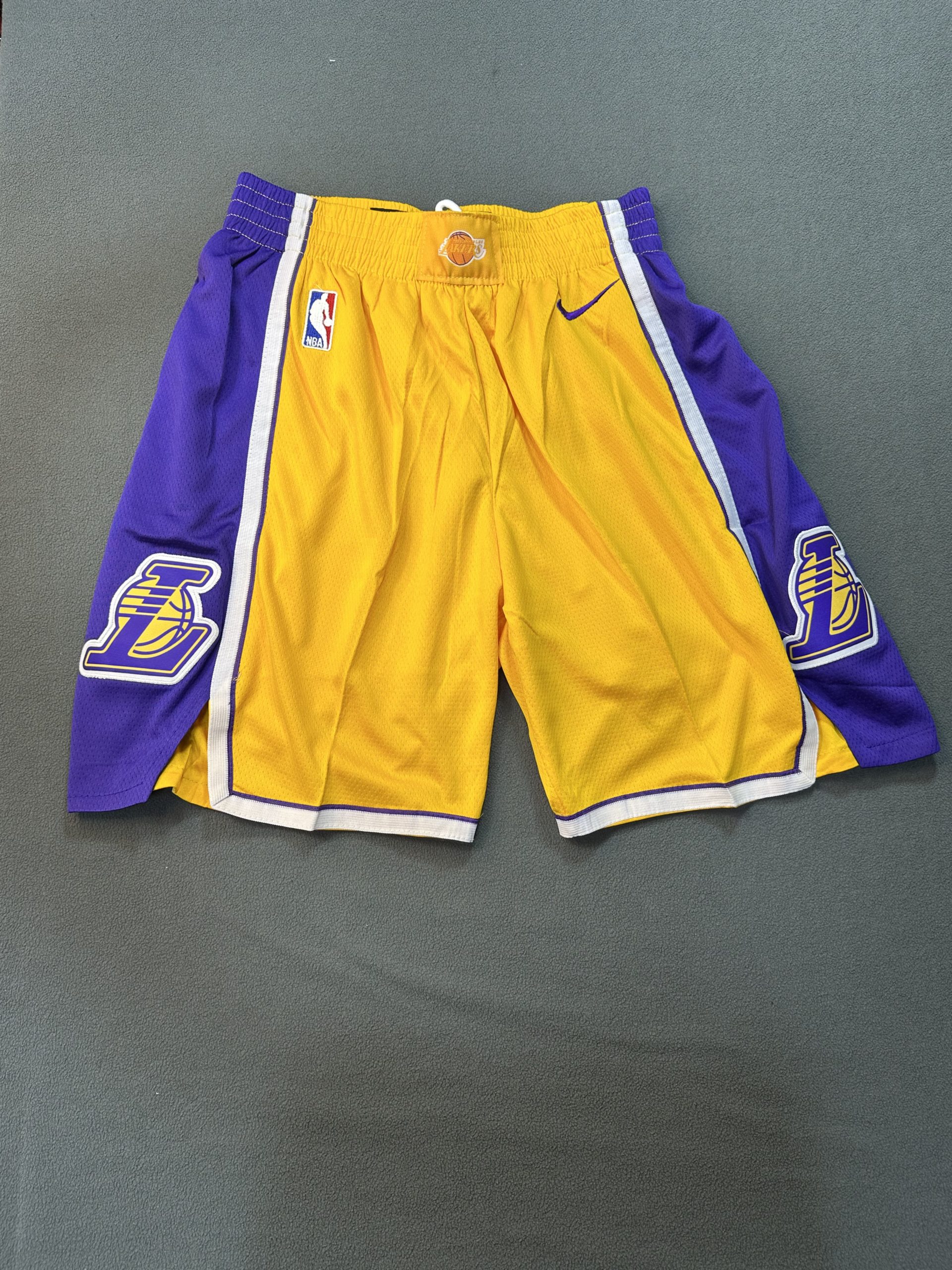 Short Los Angeles Lakers Nike Amarillo - Vista frontal Short NBA Los Angeles Lakers color amarillo marca Nike, vista frontal