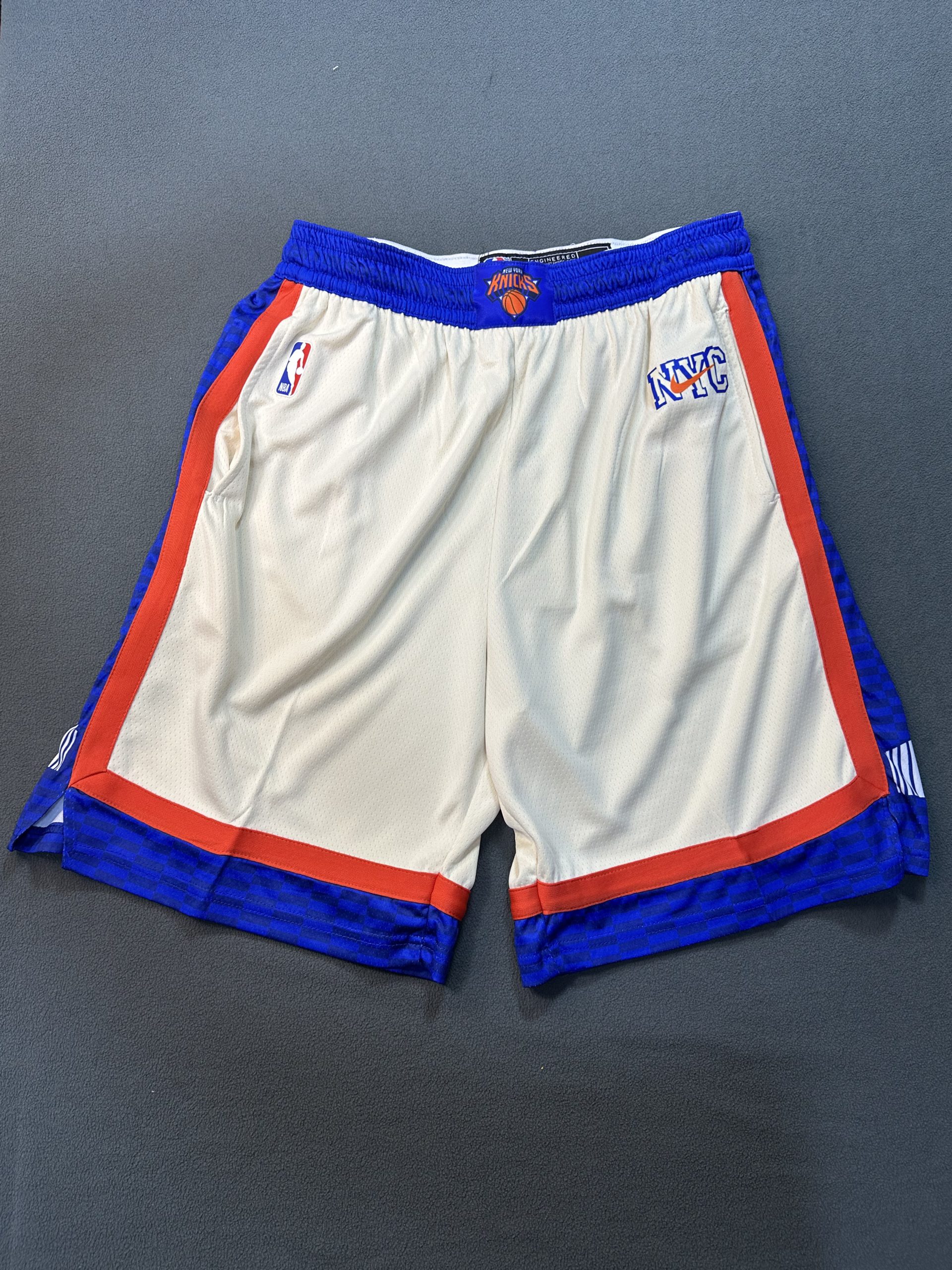 Short New York Knicks Nike Blanco - Vista frontal Short NBA New York Knicks color blanco marca Nike, vista frontal
