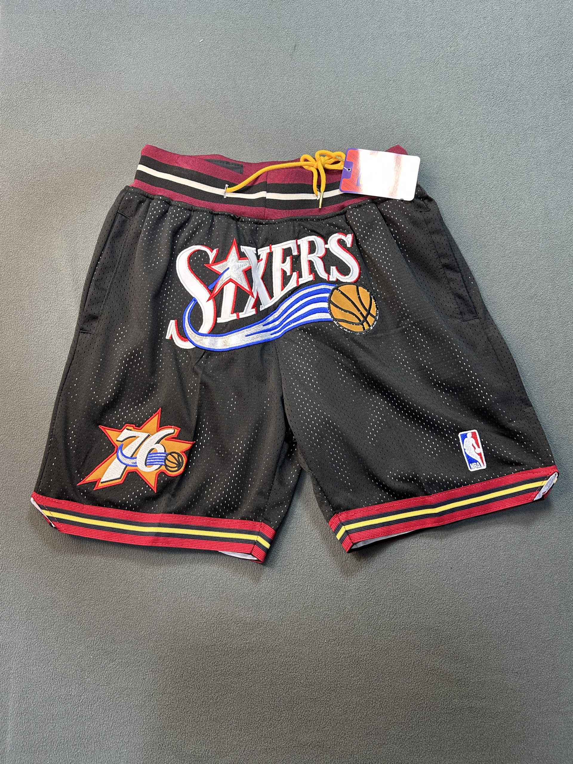 Short Philadelphia 76ers Just Don Negro - Vista frontal Short NBA Philadelphia 76ers color negro marca Just Don, vista frontal