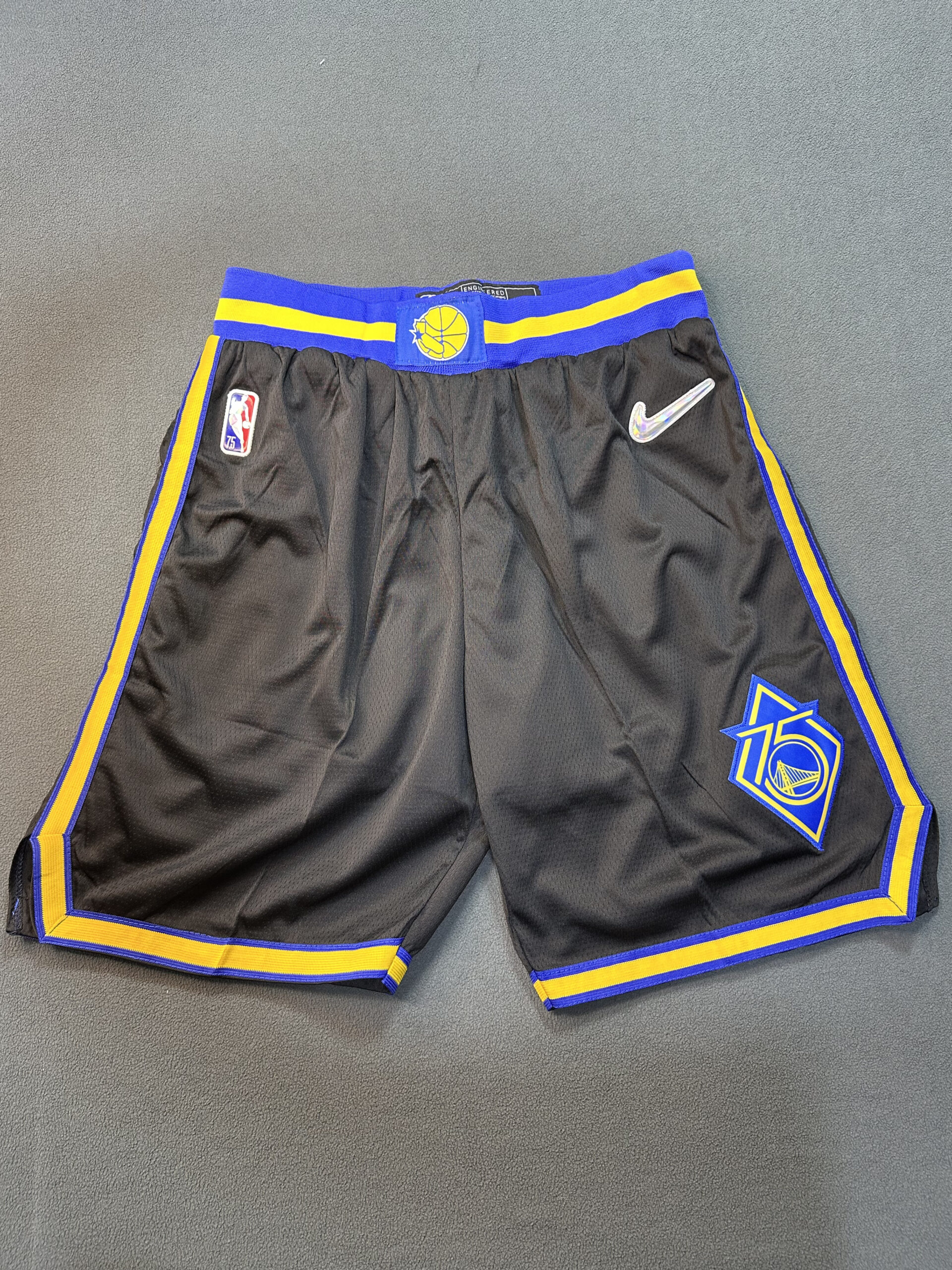 Short Golden State Warriors Nike Negro - Vista frontal Short NBA Golden State Warriors color negro marca Nike, vista frontal