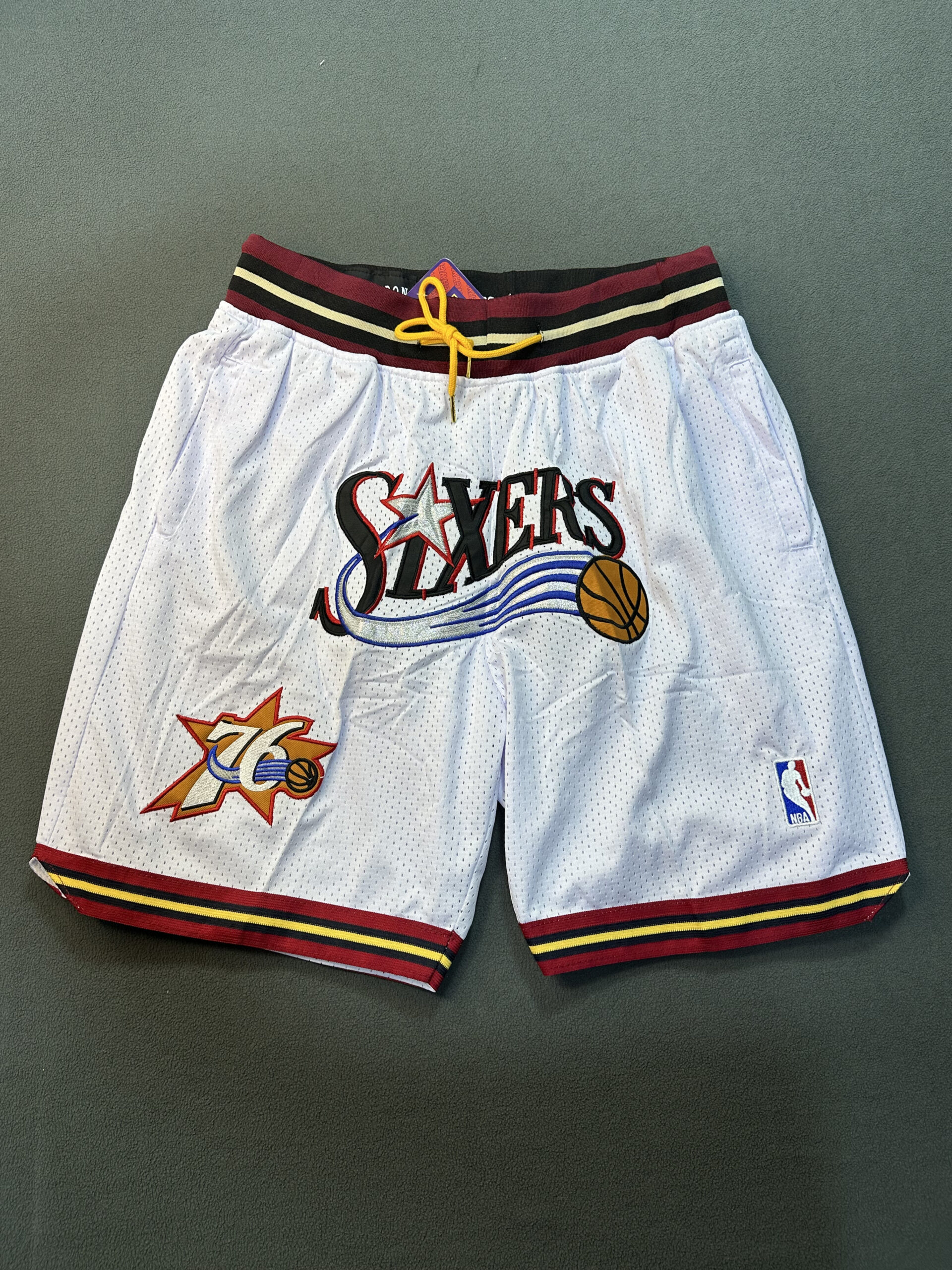 Short Philadelphia 76ers Just Don Blanco - Vista frontal Short NBA Philadelphia 76ers color blanco marca Just Don, vista frontal